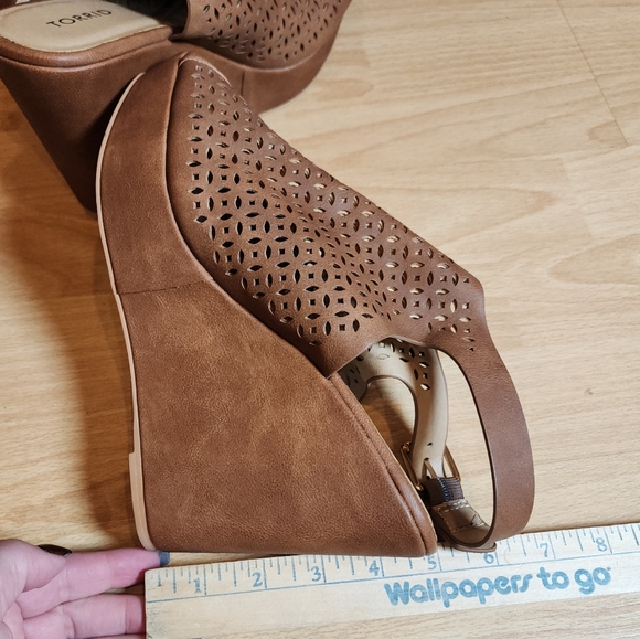 Torrid 9.5W Faux Leather Laser-Cut Peep-Toe Platform Wedges Cognac brown - Picture 10 of 16